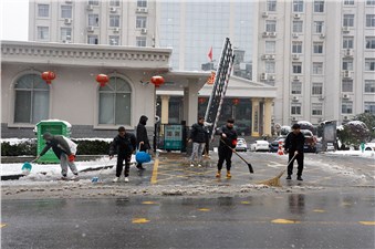 扫雪除冰 青年当先丨市交投青年突击队在行动！