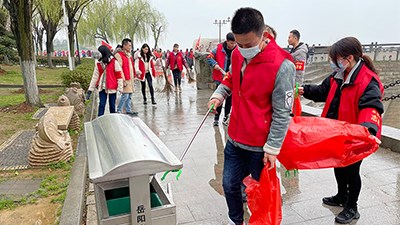 学雷锋“守护一江碧水净滩行动”志愿服务活动
